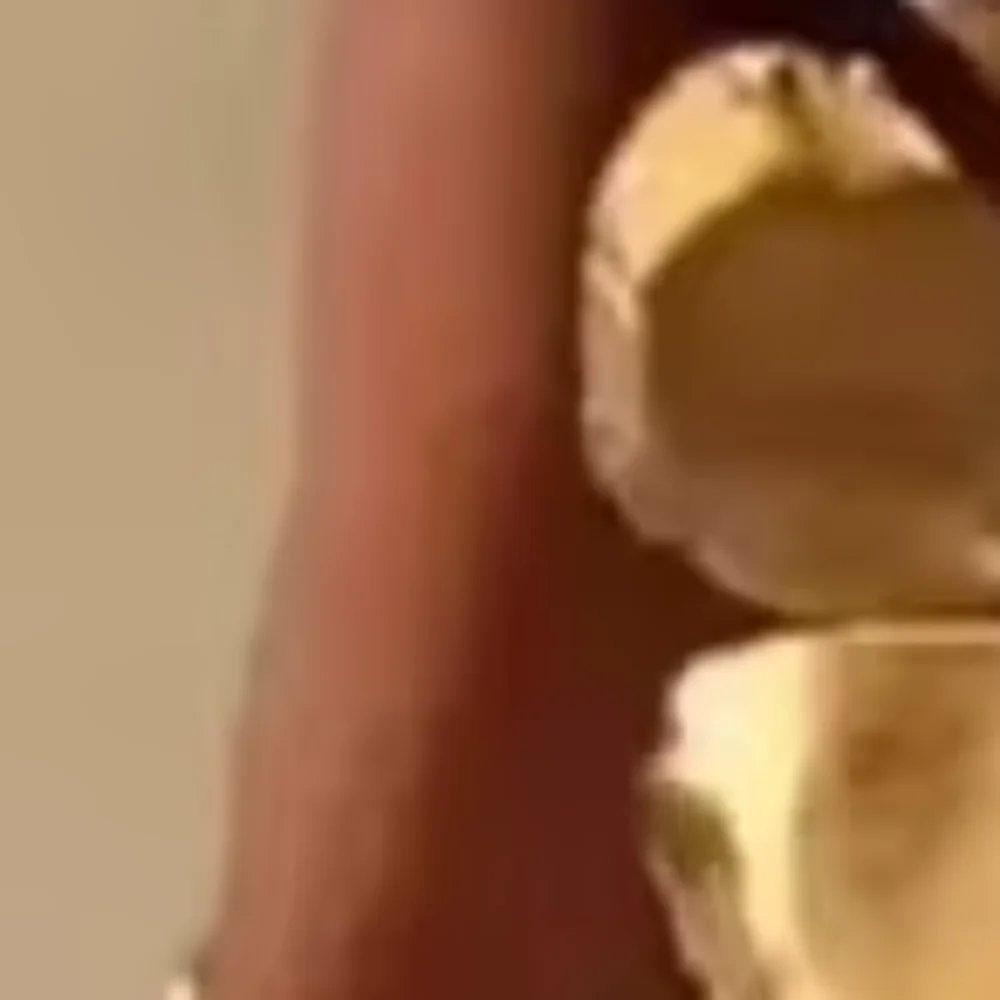 مشط شعر أنيق على شكل زهرة اللؤلؤ مصنوع من خليط معدني بمشبك جانبي على طراز المحكمة إكسسوار شعر ذهبي للنساء #1