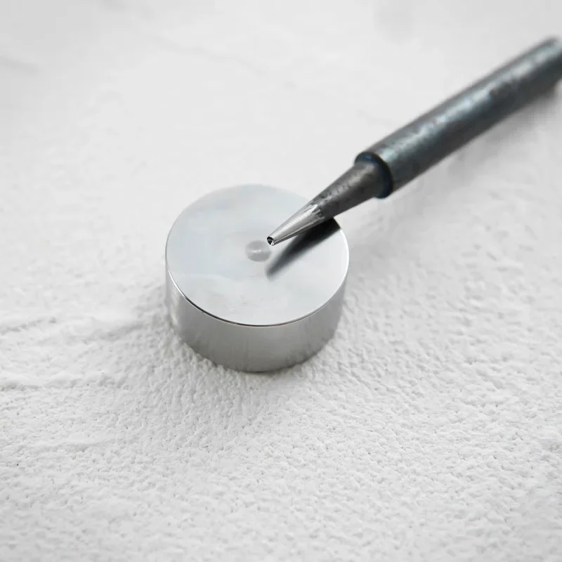 articles-en-cuir-faits-a-la-main-clous-longs-ciseaux-clous-bandes-de-couverture-bandes-de-boucles-clous-en-cuivre-table-de-frappe