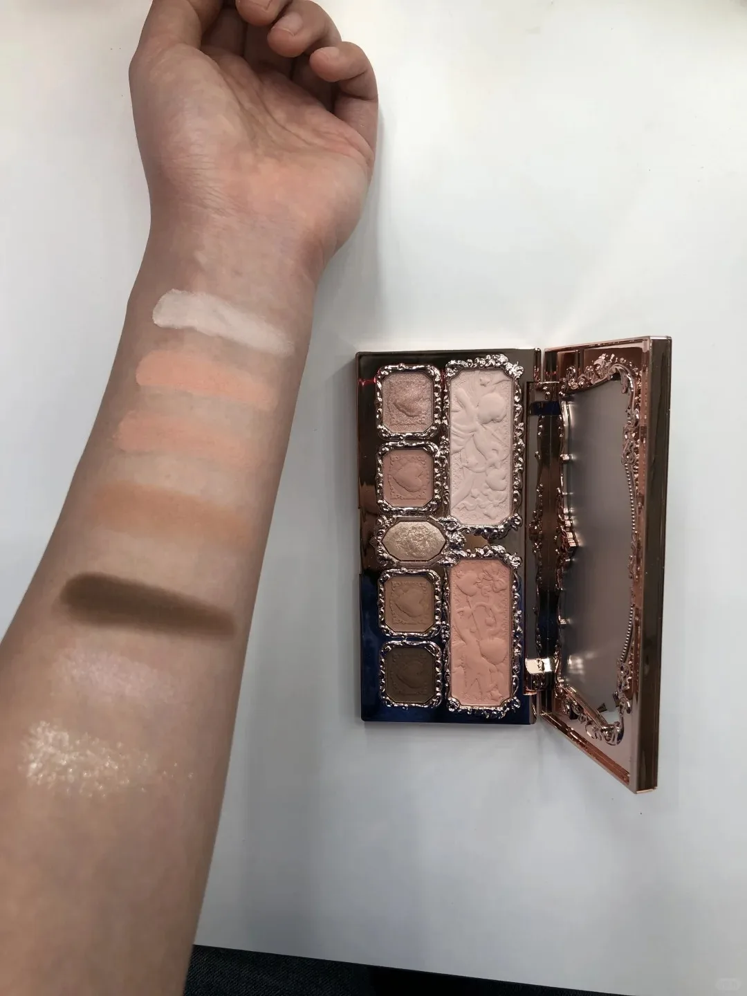 Flower Knows Tavolozza per trucco originale Cupido alla fragola Tavolozza per evidenziatore per il viso Ombretto glitterato a 7 colori Impermeabile a lunga durata