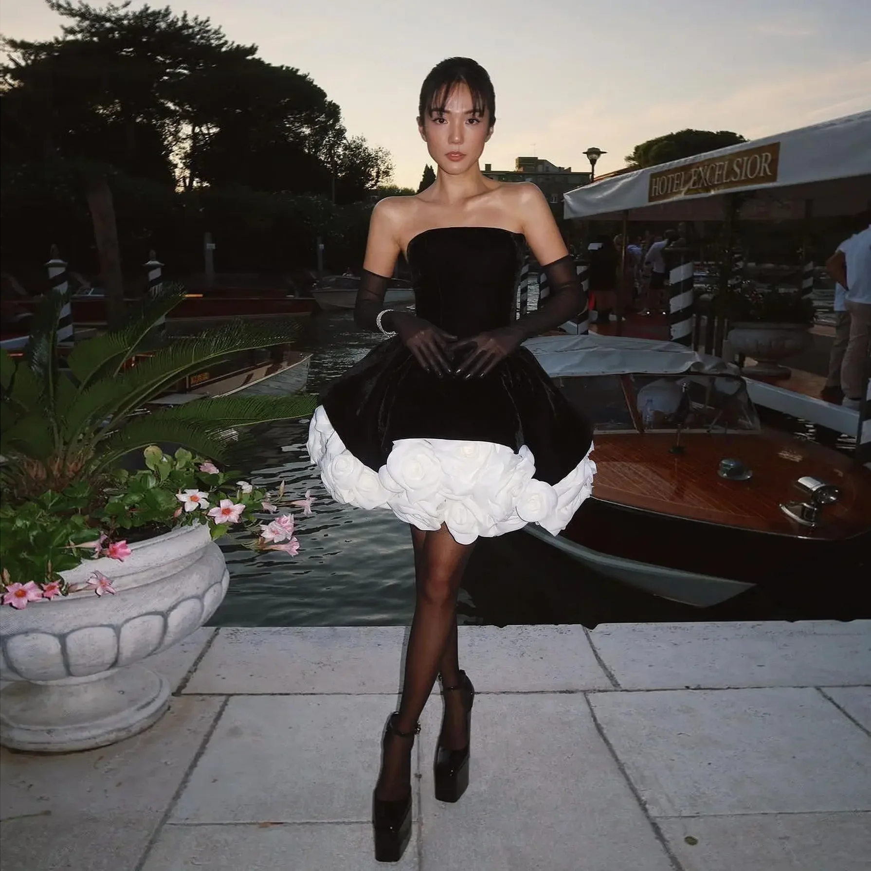 Vestido de Camelia 3D para mujer, traje de princesa de terciopelo negro y blanco, con volantes florales, corto, para fiesta de graduación, fotografía de cumpleaños