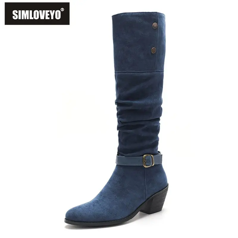 

SIMLOVEYO флоковые замшевые женские сапоги до колена с круглым носком на блочном каблуке 6,5 см, без шнуровки, с пряжкой на ремне и заклепками, большие размеры 42 43 Dating Bota