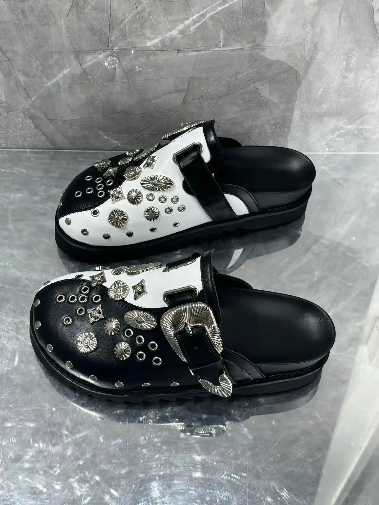 Luxury Genuine Leather Woman Metal Rivet Decoration Mules Shoes Round Toe Black White Slip On Female Lady Summer Slippers Shoes