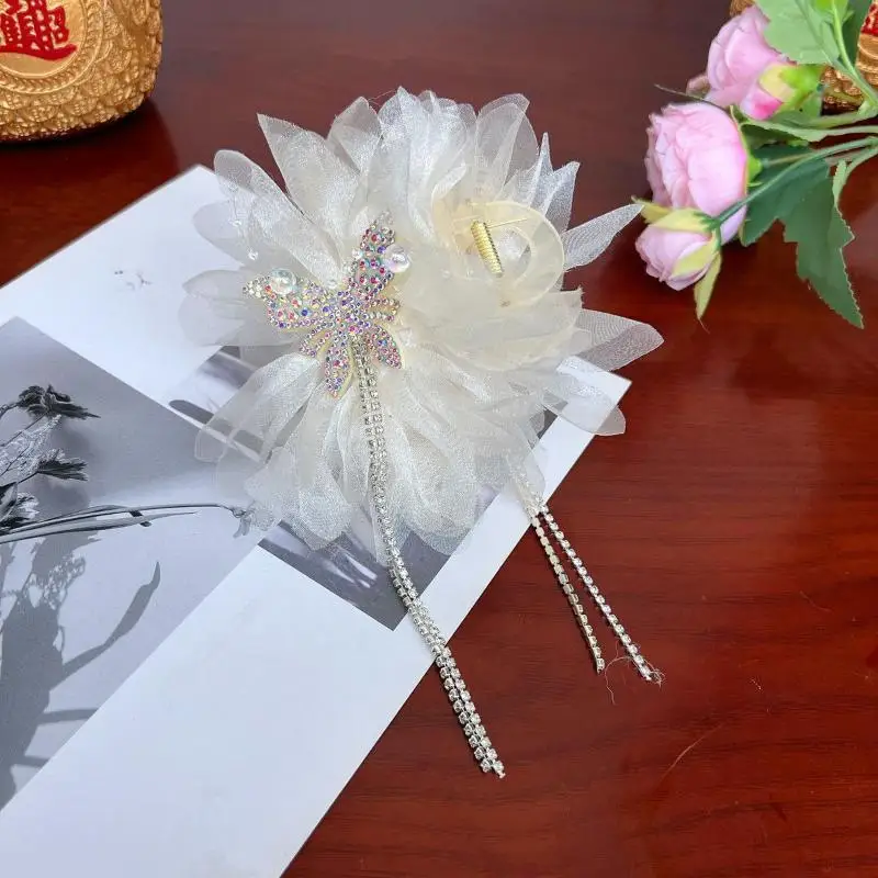 Weiche, flauschige Tüll-Haarklammern mit Strass-Schmetterling, funkelnden Kristallen und Quasten für Damen, geeignet für Hochzeiten und Partys. – Detail 2
