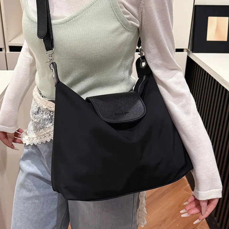 

2025 New Korean Ins Style Casual Oxford Cloth Dumpling Bag Lightweight Commuter All-in-one Crossbody Tote Women's Bag