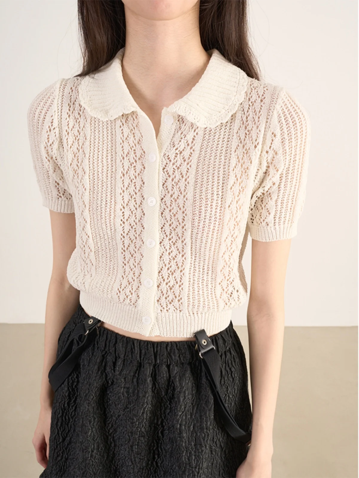 

Женский топ LANVIVIER: мягкий трикотаж, воротник-стойка, ажурные кружевные вставки, нежное и элегантное.