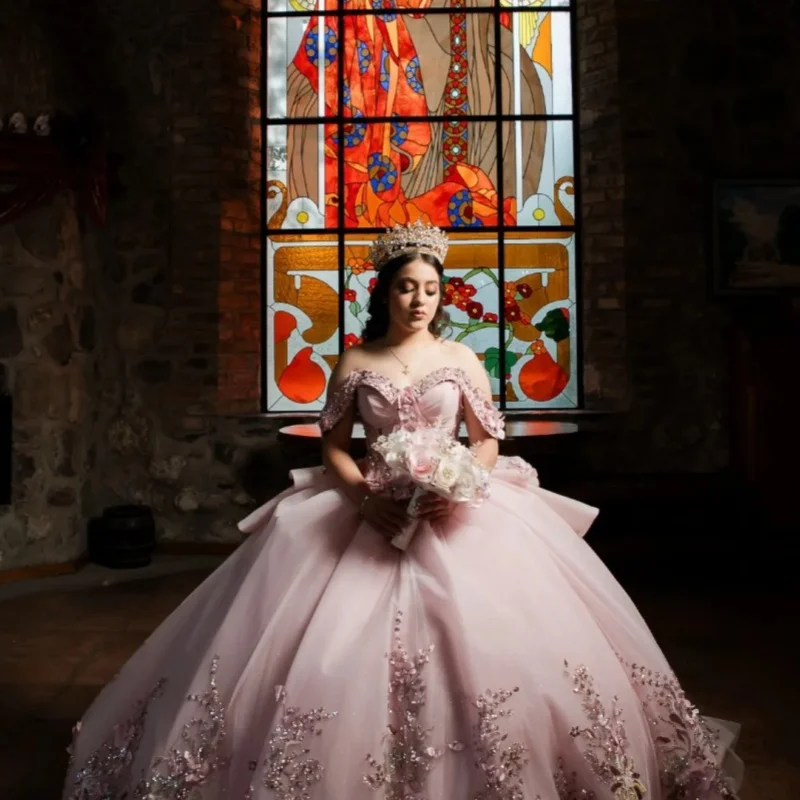 Różowa suknia Quinceañera z odkrytymi ramionami, brokatowa, z kryształkami, aplikacją 3D kwiatów, długim trenem, kokardą, Vestidos De 15 Quinceañera ﻿ Dostosuj