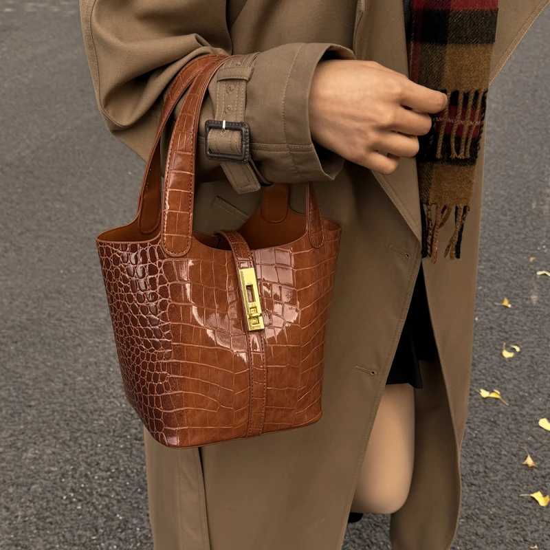 

Elegant Women Leather Luxury Fashion Shoulder Bag Designer Tote Handbag For Contemporary Daily Outfits