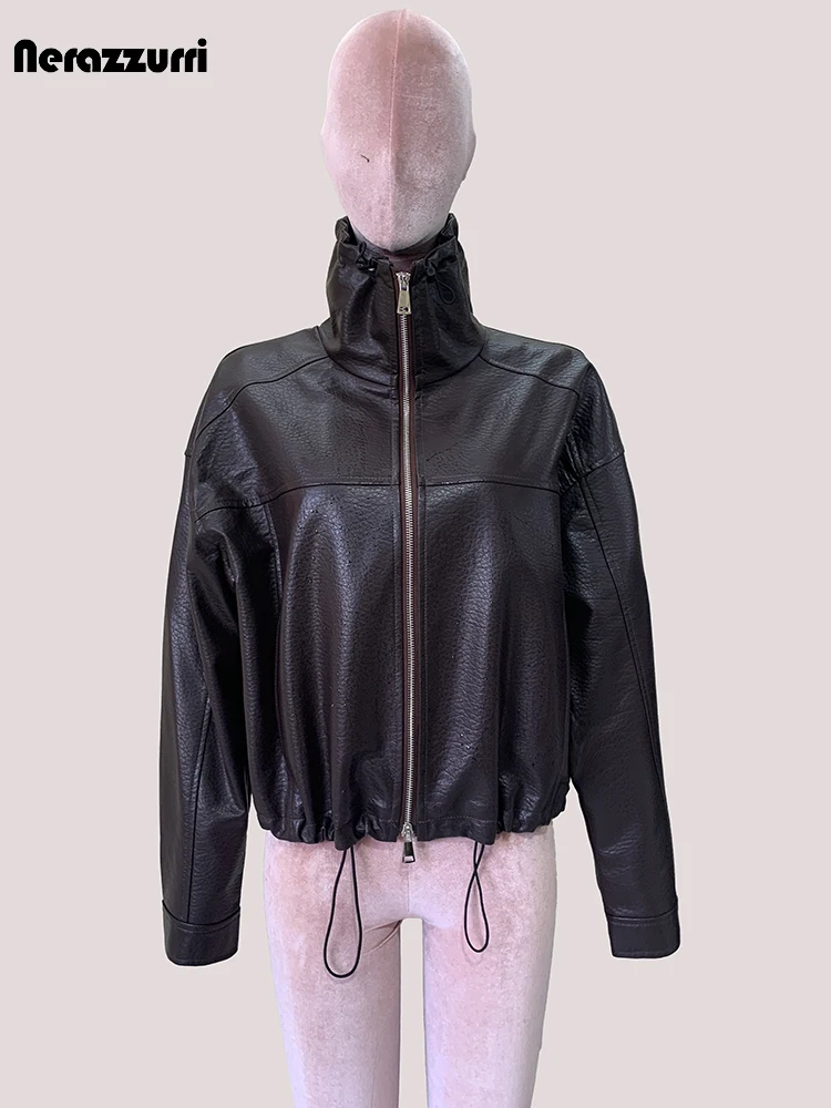 Mauroicardi 봄 가을 짧은 갈색 부드러운 Pu 가죽 자켓 여성 Drawstring 허리 스탠드 칼라 지퍼 업 한국 패션 의류