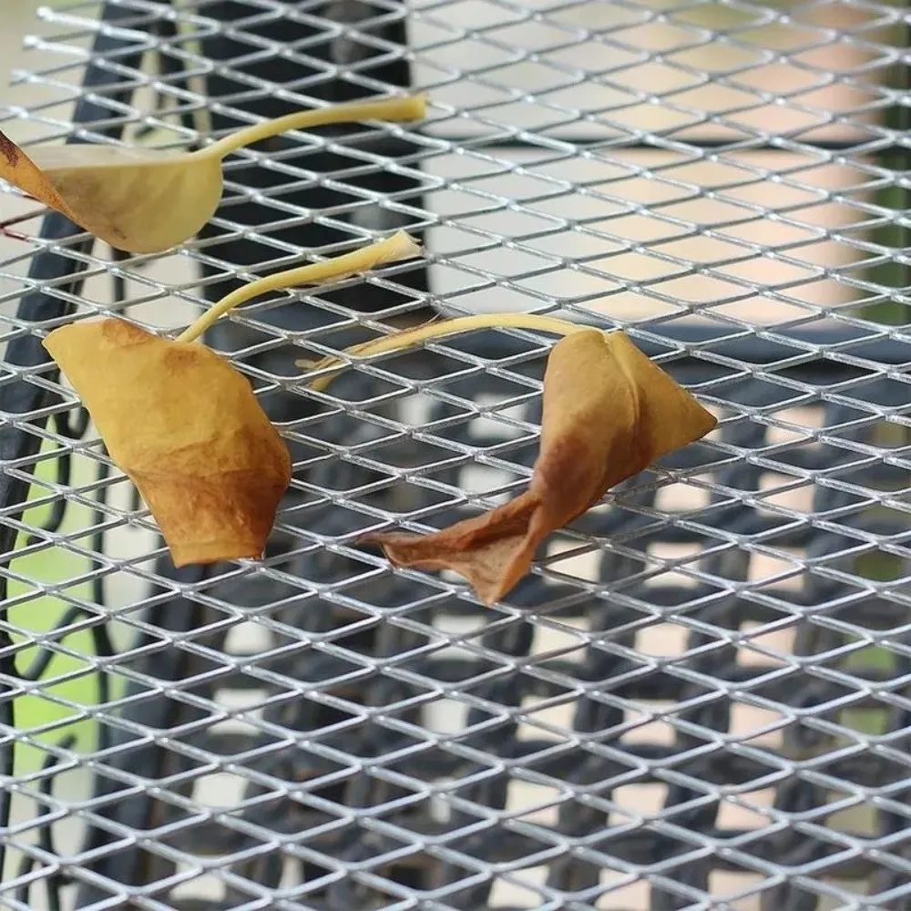 グリッドガターガードフィルターはランダムにカットされ、スムーズな排水を維持します。リーフメッシュガードは排水口を閉じ、詰まりを防ぎます。ガターメッシュ