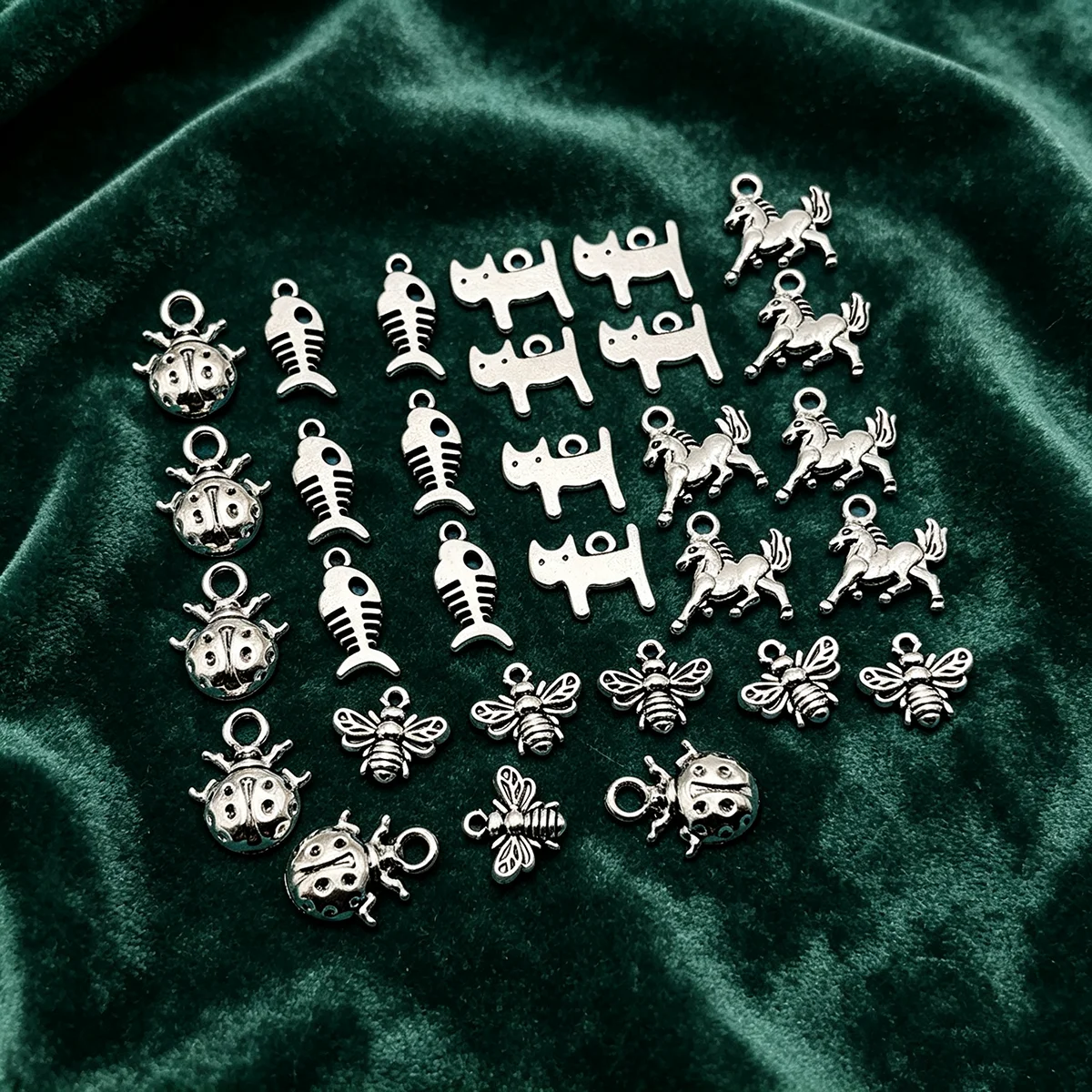 30-Piece Set of Animal-Shaped DIY Handmade Accessories, Including Ladybugs, Fish Bones, Kittens, Galloping Horses, and Bees in Various Designs, Suitable for DIY Bracelets, Necklaces, Earrings, Pendants, and Handmade Beaded Decoration Accessories