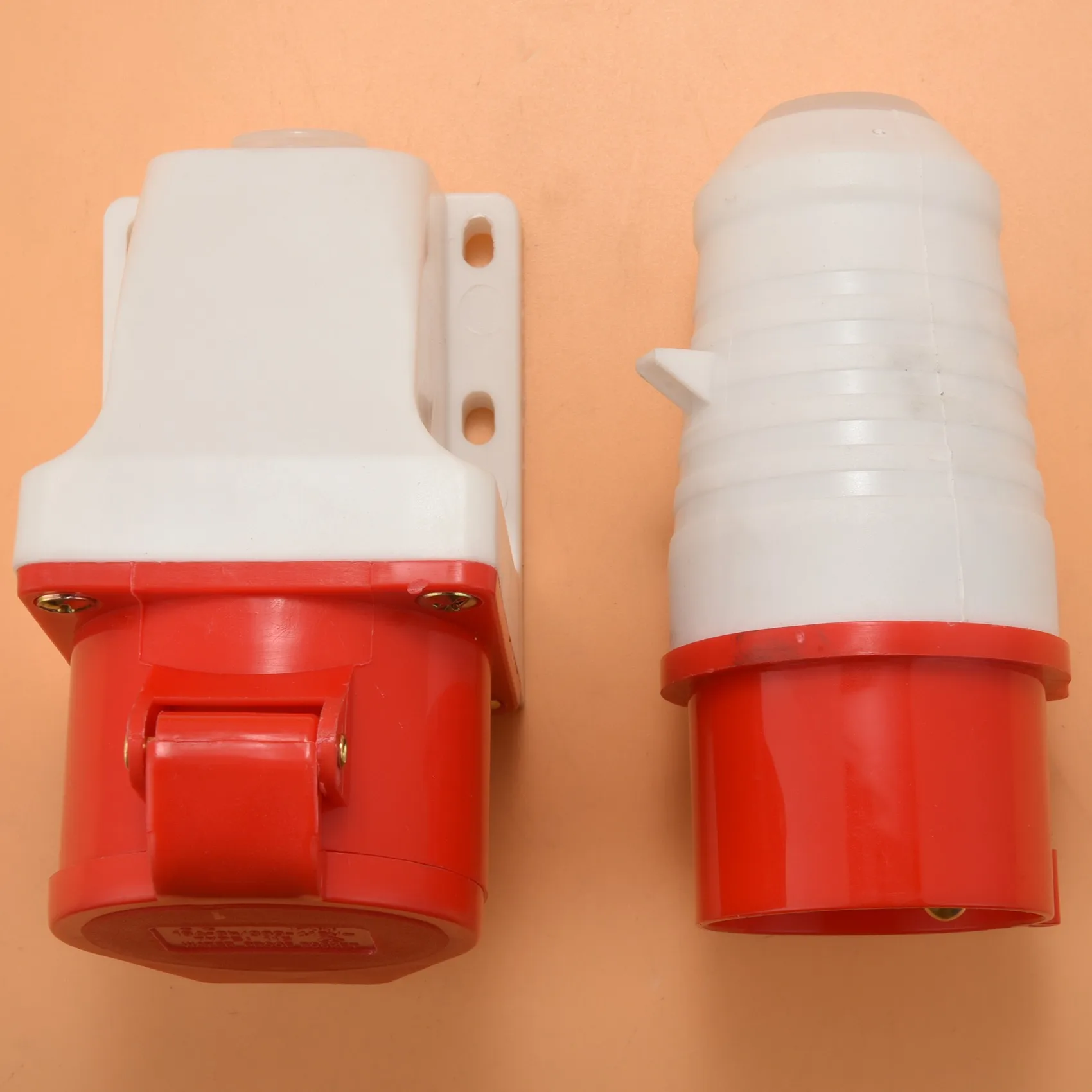 

ABZV-16 А, 5-контактная вилка и розетка, защищенная от атмосферных воздействий, IP44, 3 фазы, 380-415 В, 3P + N + земля, 16 А