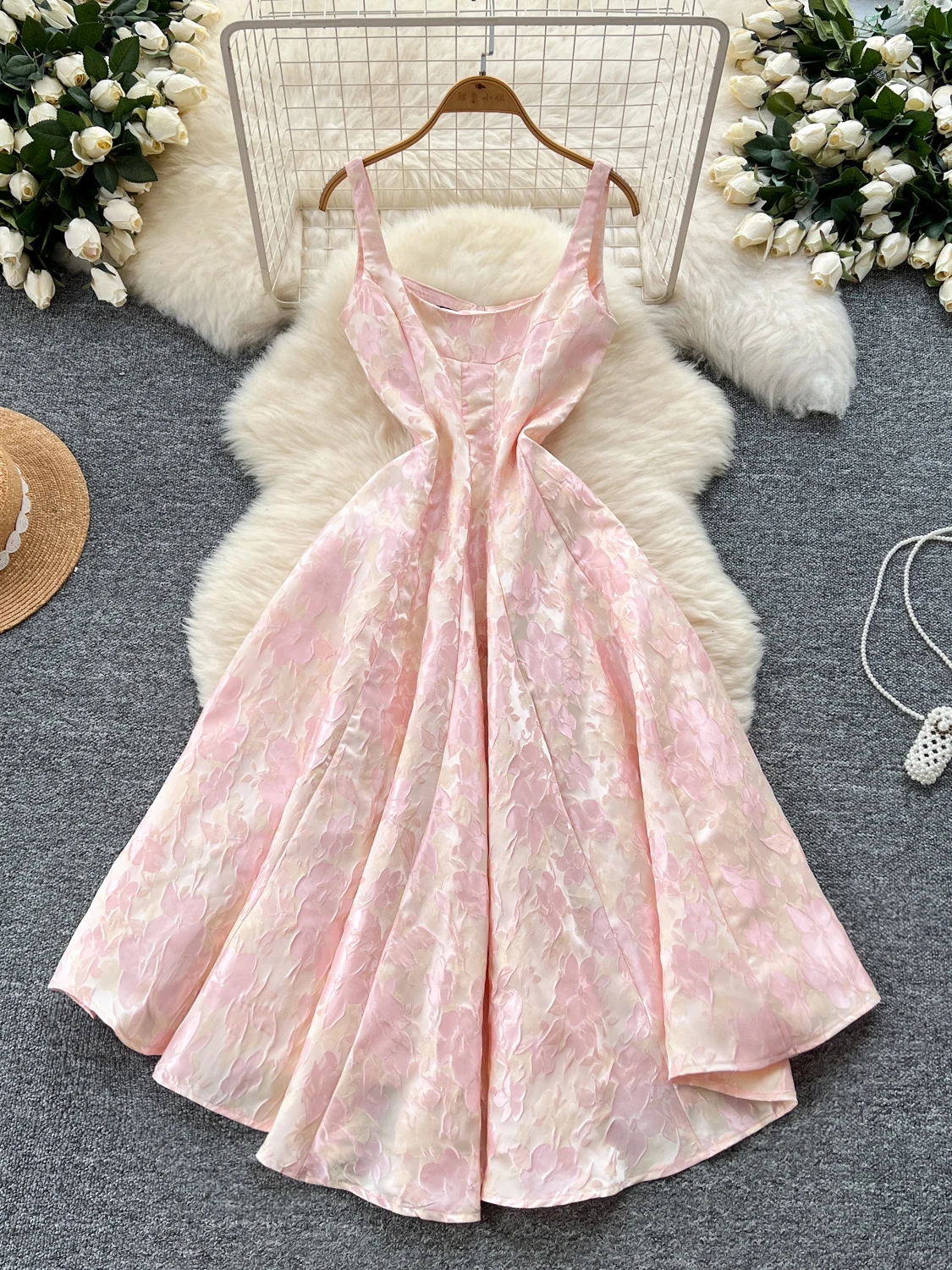 فستان ماكسي نسائي صيفي موديل 2025 من قماش الجاكار بتصميم كلاسيكي من قماش الجاكار بقصة ضيقة وخصر منتفخ ومزاجية