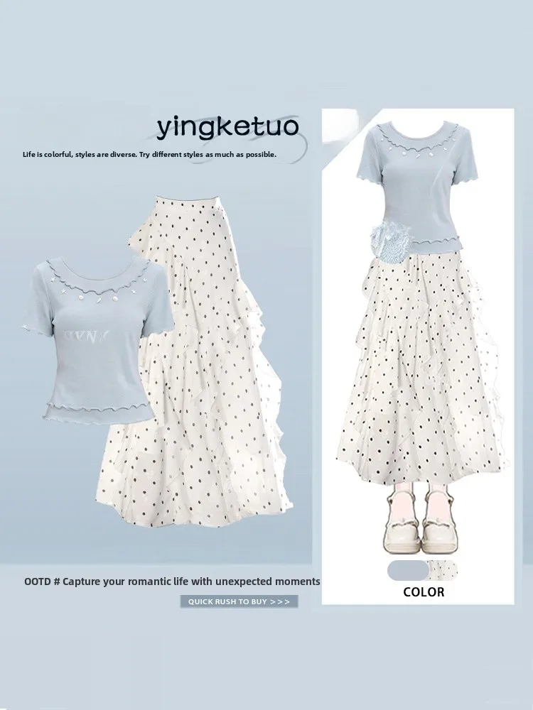 

Нежный летний комплект из двух предметов: топ с коротким рукавом и круглым вырезом, а также короткая юбка с рюшами и цветочным принтом.