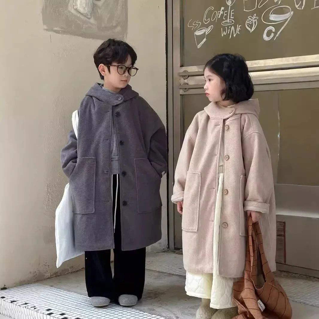 Cappotto per bambini 2024 Inverno Ragazzi e ragazze Versione coreana Cappotto di lana con cappuccio tinta unita Top casual medio lungo per bambini