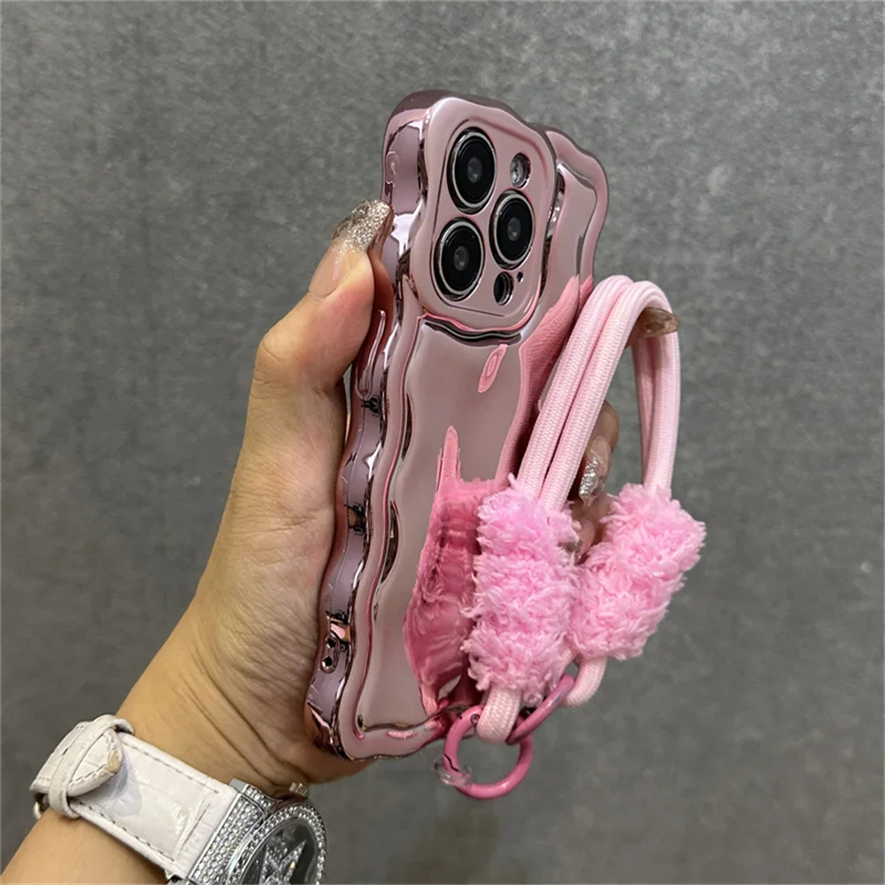 

Роскошный чехол для телефона с кудрявым волнистым ремешком для iPhone 13, 14, 15, 16 Pro Max, полуплюшевый ремешок на запястье, защитный однотонный чехол