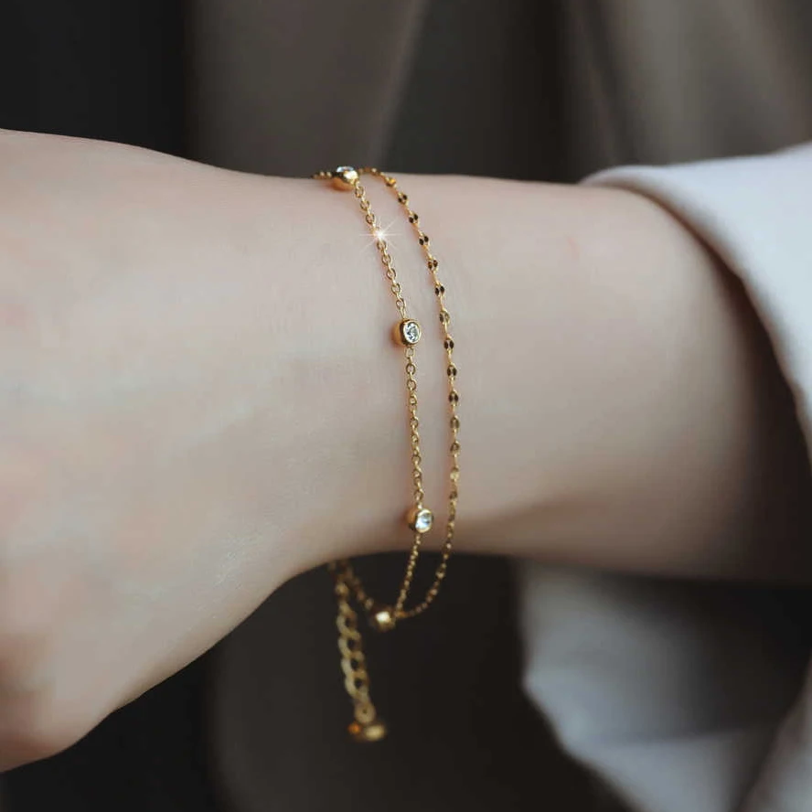 INS Goldfarbene Karabiner-Handkette, Einzigartiger Doppelschichtiger Schmuck mit Fünf Runden CZ-Steinen, Armbänder für Frauen, Modisches Accessoire, Geschenk – Detail 2