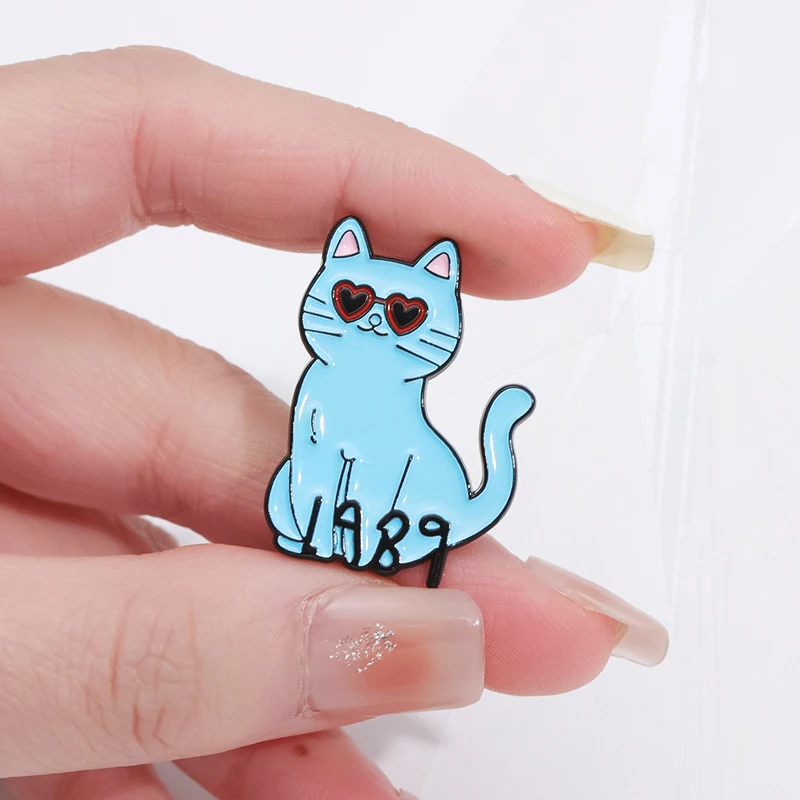 Pines de guitarra y gato para niños, insignias de solapa, joyería de animales de dibujos animados, regalo para amigos, música, esmalte, broche personalizado, 1989