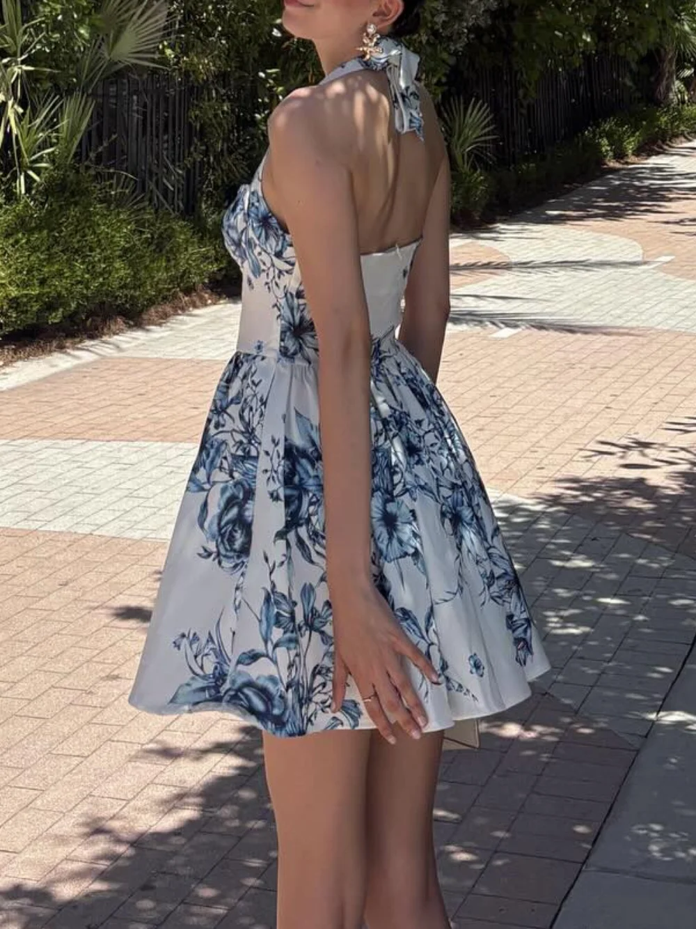 Damska letnia sukienka mini z kwiatowym nadrukiem, dekoltem typu hammer neck, seksowna, elegancka, bez pleców i rękawów.