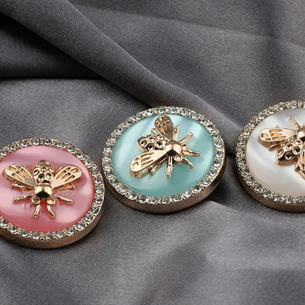 

18MM-25MM Three-dimensional Little Bee Buttons Gold Luxury Metal Buttons Fashionable Round Shank Buttons Clothing Coat