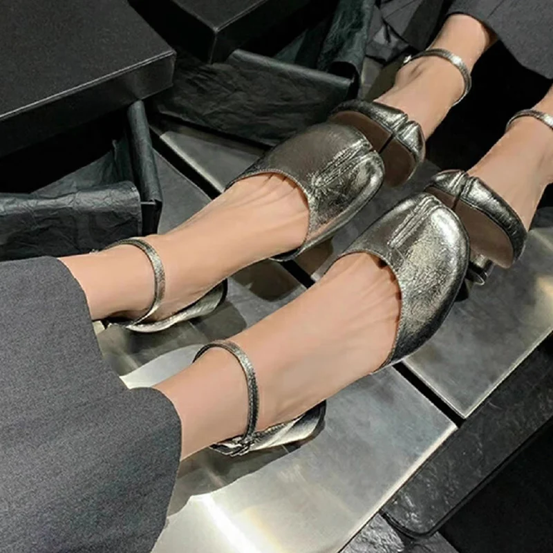 New Split Toe Ninja Tabi Pumps Women Buckle Strap Round Heel High Heels Women Party Tabi Shoes Women sandalias de las mujeres
