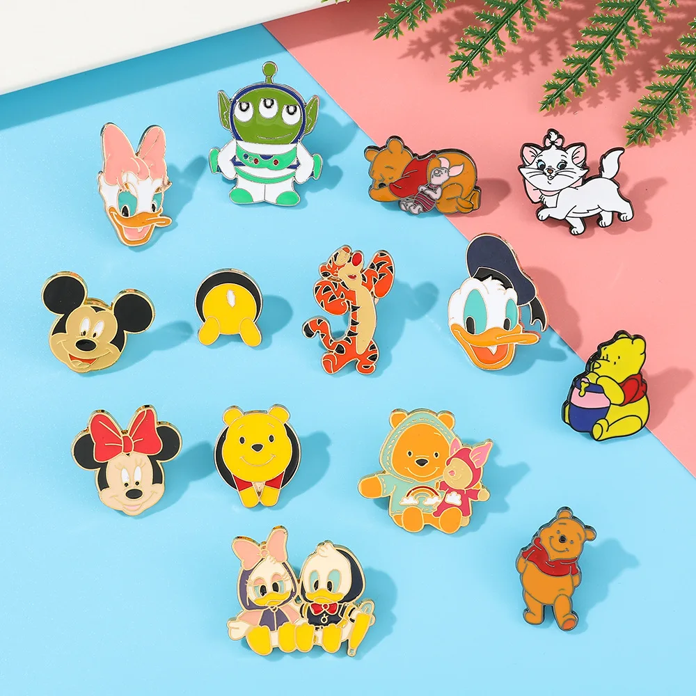 Broches de figuras de Anime de Disney, insignias de Metal de Mickey Mouse, Pato Donald, Winnie The Pooh, broches de personajes, accesorios de ropa