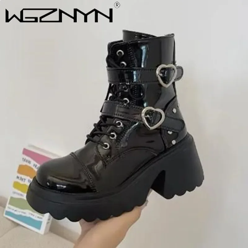 

Женские ботильоны на платформе в стиле панк, новинка 2024, женские мотоциклетные ботинки, модная женская массивная обувь, черные готические ботинки с металлическим декором, 6 см