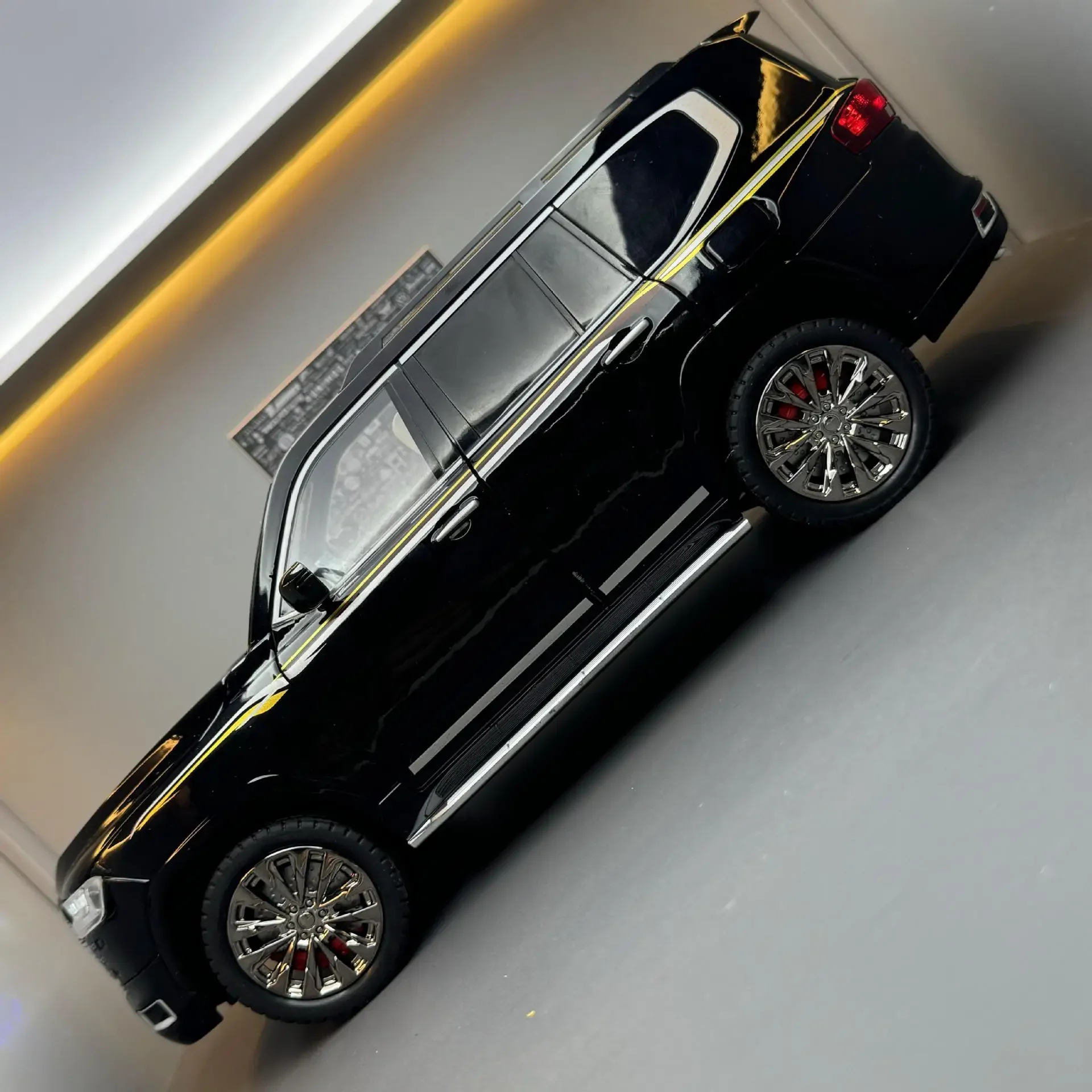 1:18 Land Cruiser LC300 SUV Alloy Toys Model Car Diecasts Doors Opened Sound Light Pull Back Vehices Gift