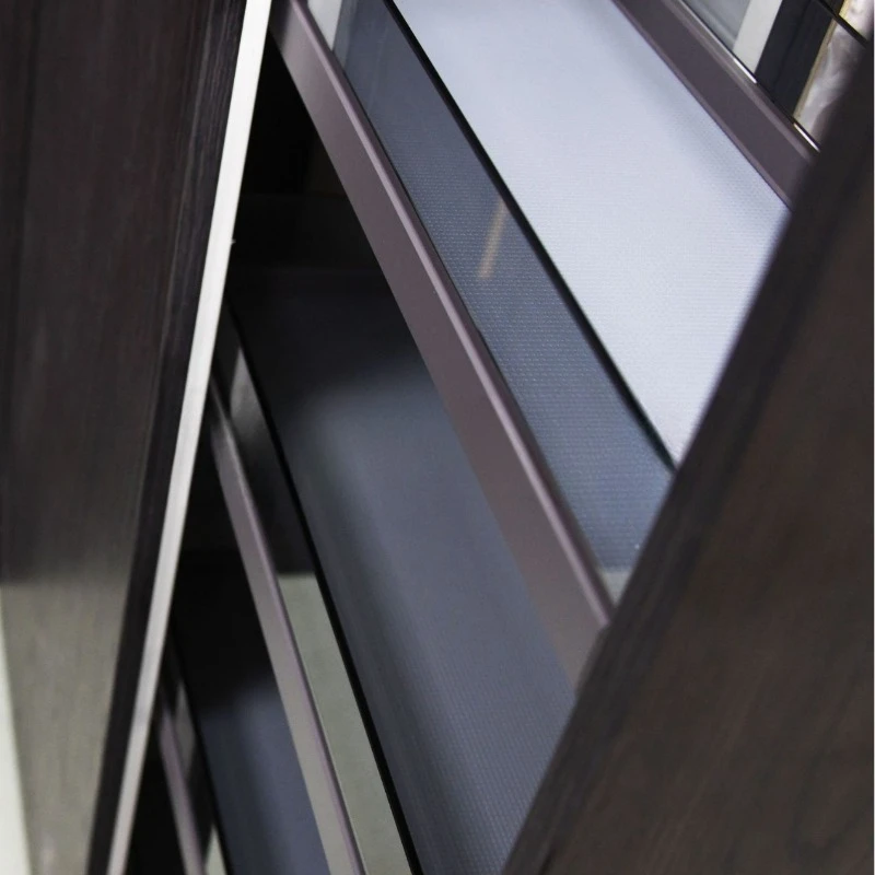 املأ سلة سحب ذات سعة كبيرة بجوار الثلاجة، وتخزين سلة السحب المثبتة على الجانب في الطبقات المتعددة