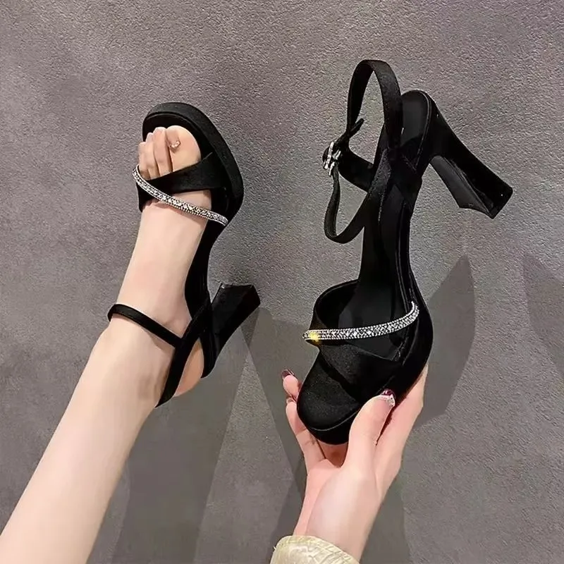 

Сандалии 2026: Новые летние модные женские туфли на высоком каблуке с блочным каблуком, стразами и ремешком на одной пряжке, универсальные, для создания стильного образа