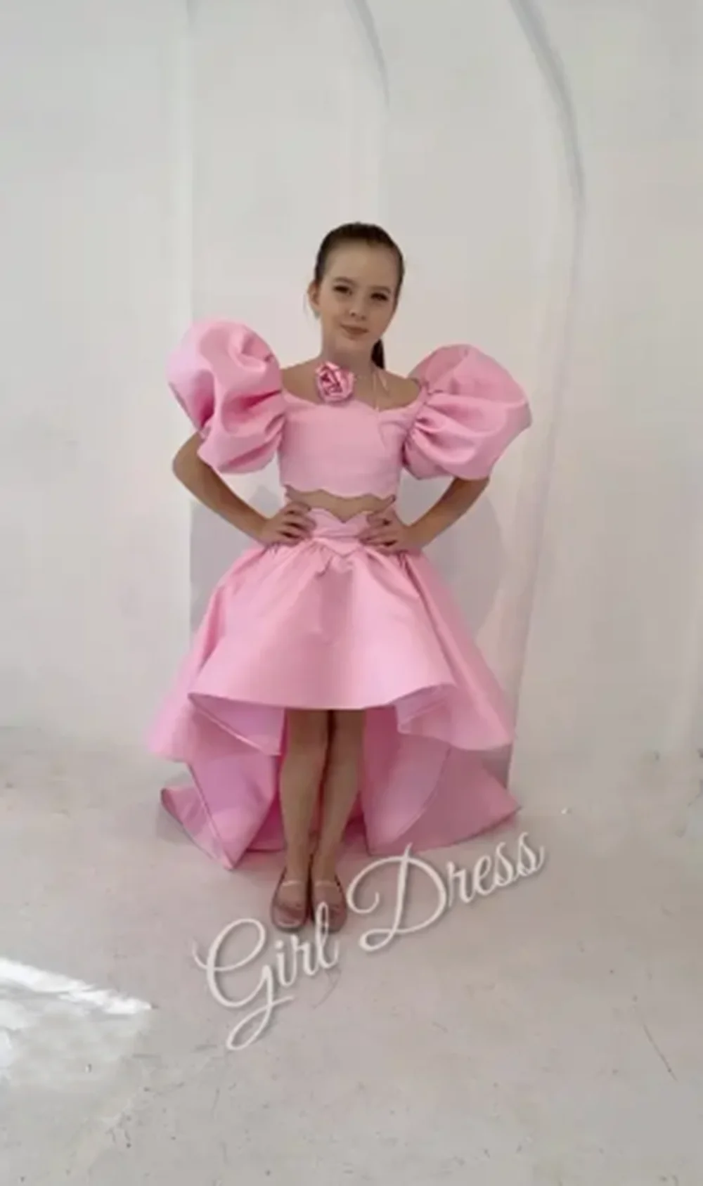 カスタマイズされた赤いフラワーガールドレス結婚式用サテン2ピースセットテール付きふくらんプリンセス子供の誕生日初聖体拝領ボールガウン