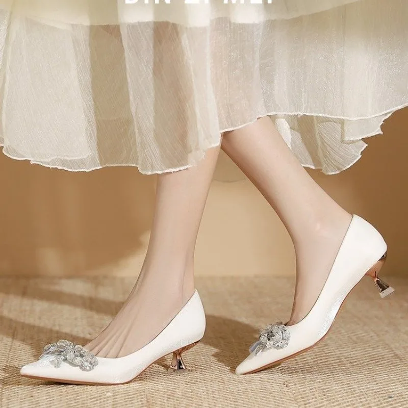 Salto alto 2025 verão novo temperamento apontou toe boca rasa moda versátil sola macia commuter sapatos únicos femininos
