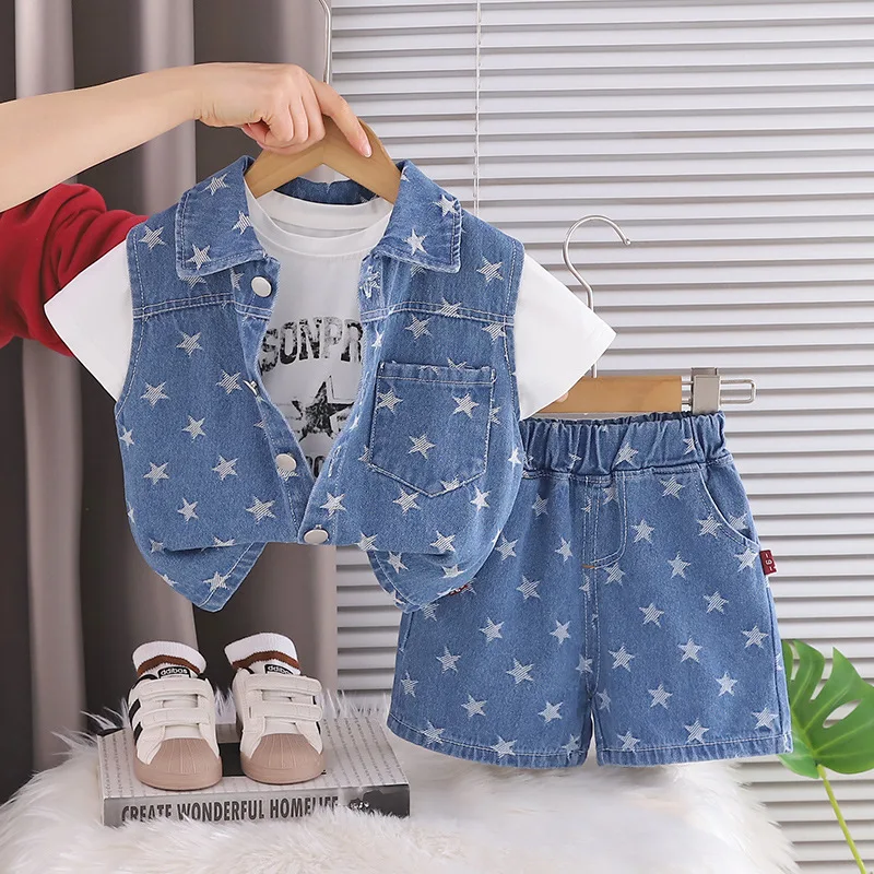 

Новый комплект для мальчиков 2026: джинсовый жилет со звездами, футболка с надписью и джинсовые шорты (3 предмета), для детей 0-5 лет, повседневная летняя одежда