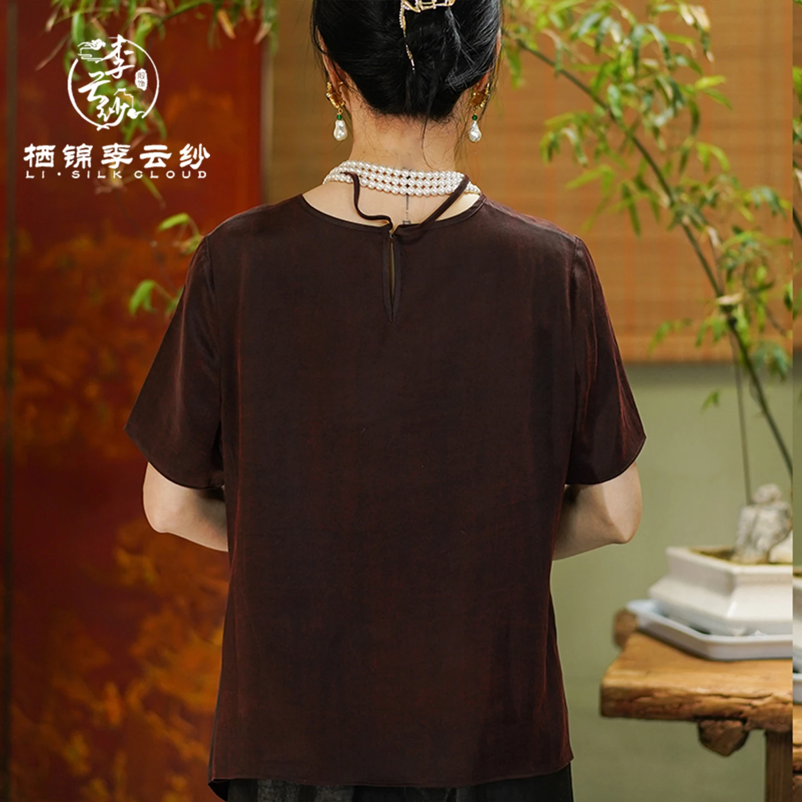 LI SILK CLOUD Camicetta a maniche corte Colore puro - con cravatta lunga e sottile e bottoni con perle - Top da donna elegante (marrone scuro)