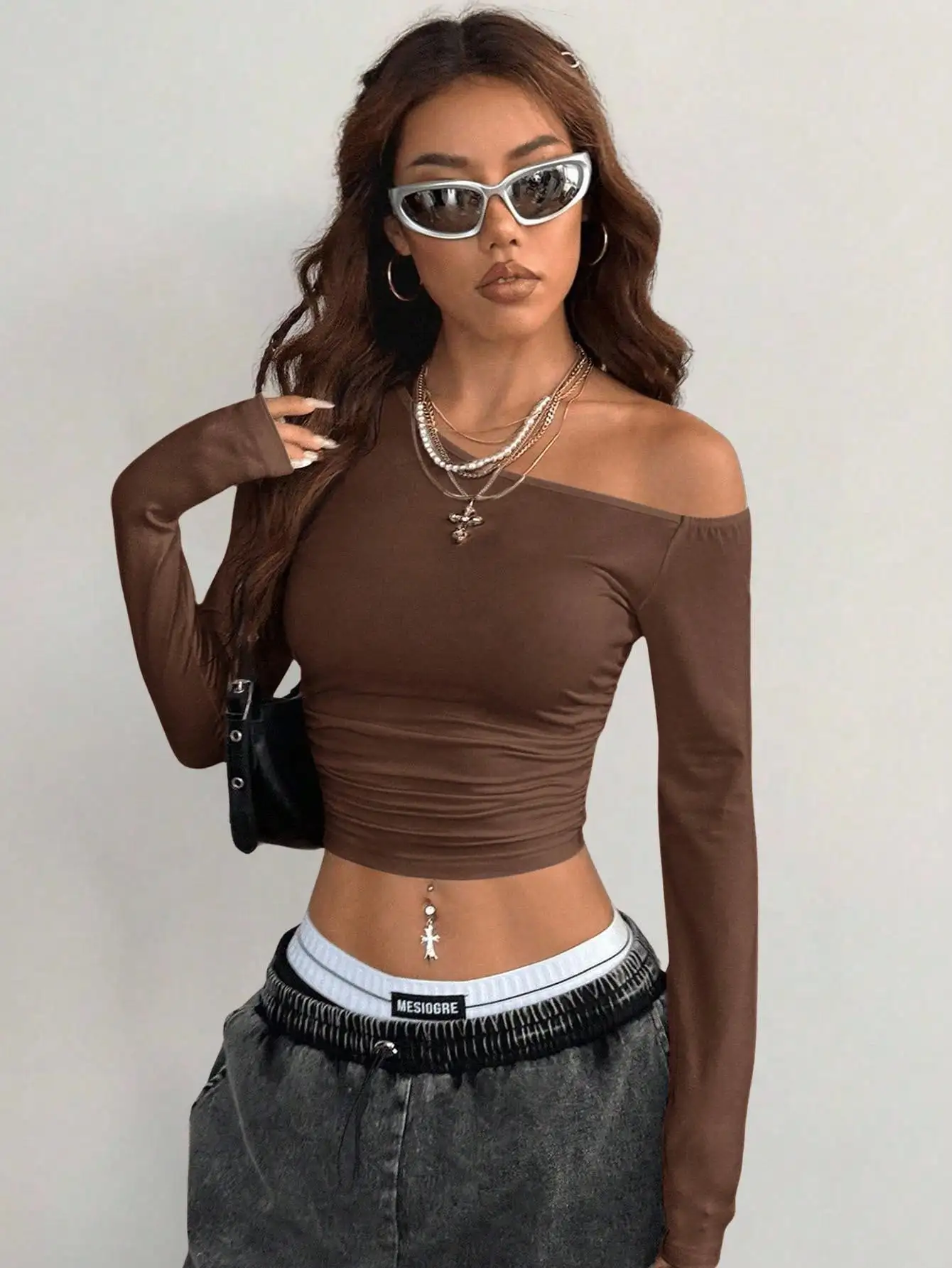 

Женский коричневый асимметричный укороченный топ с открытыми плечами, драпировкой и длинными рукавами, эластичный трикотаж, уличный стиль