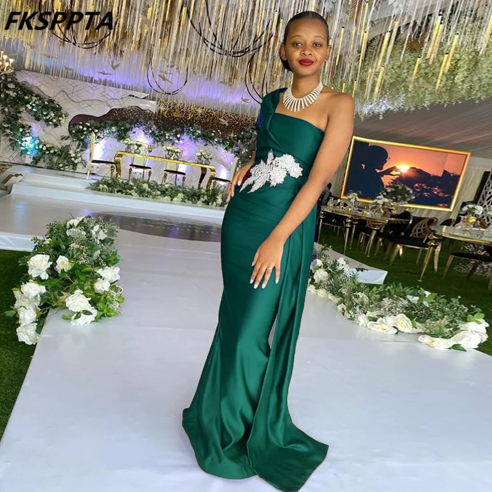 New 2025 Long Green Bridesmaid Dresses White Appliques Strapless One Shoulder Mermaid Wedding Party Gowns Custom Made
