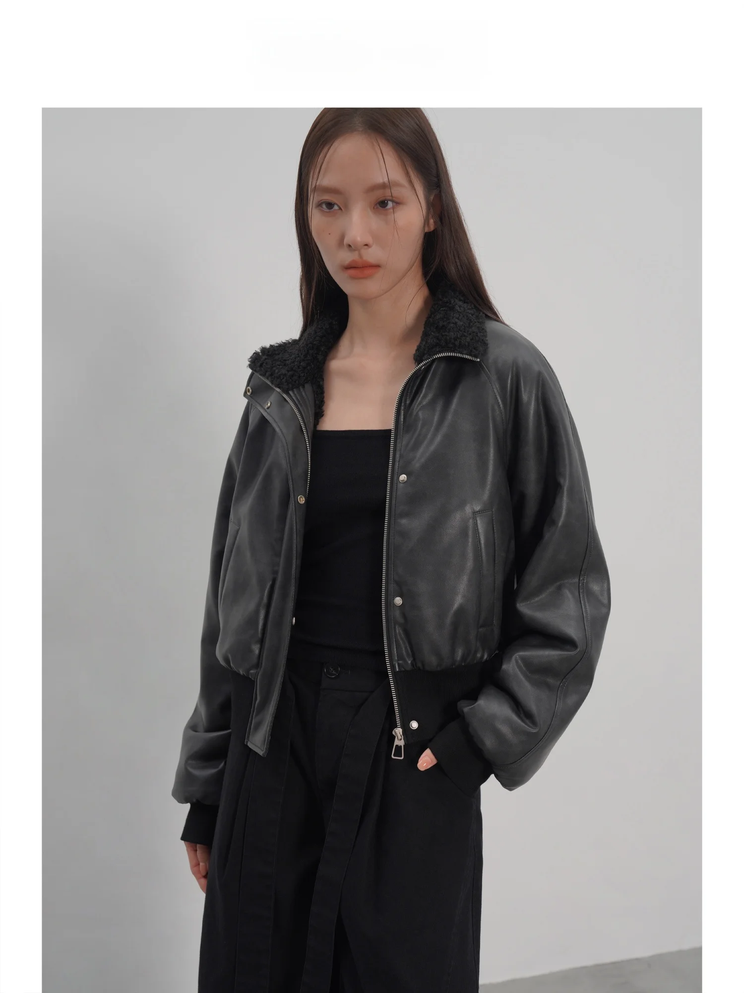 EIGHTHMONTH 黒フリース裏地ショートレザージャケット女性のルーズフィットカジュアルスタイル秋冬新着 PU レザーコート