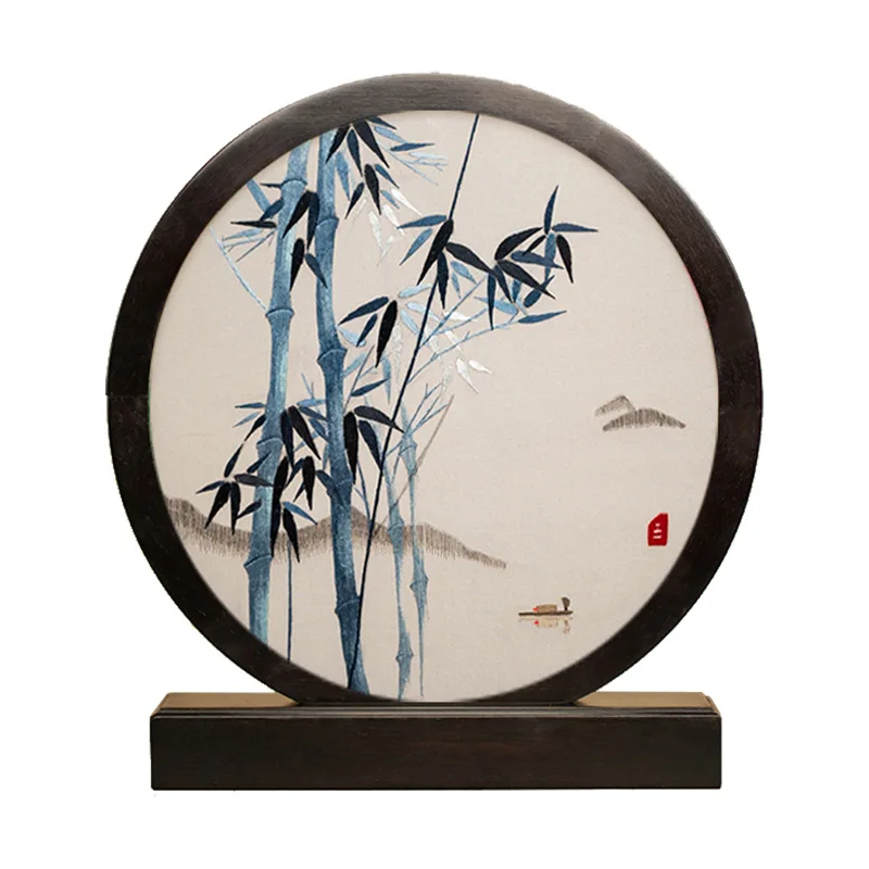 

Готовый продукт с вышивкой, процесс установки ручного двустороннего стола с вышивкой