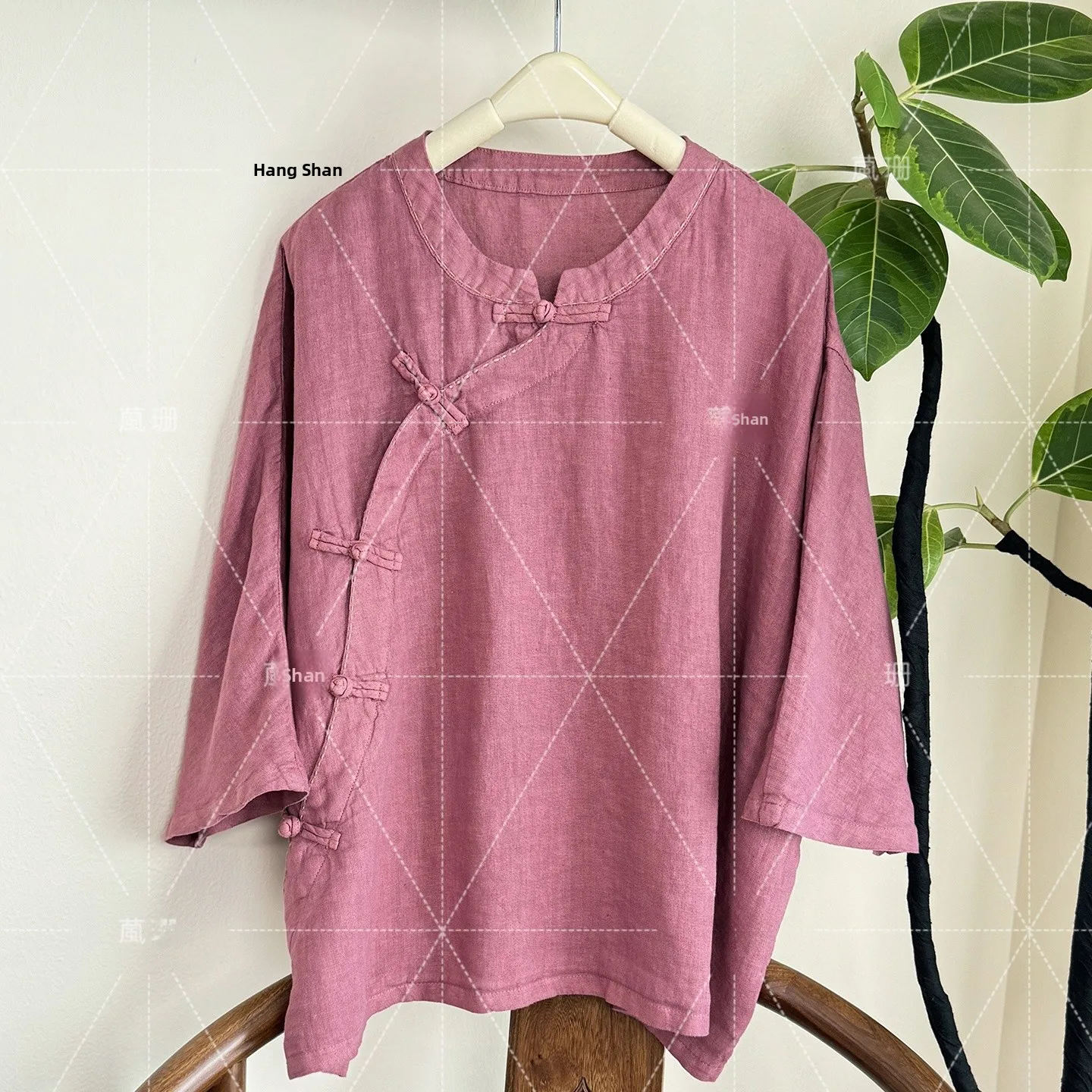 

Женская летняя блузка ручной работы с вышивкой, воротником-стойкой, пуговицами и боковым разрезом, выполненная методом китайской техники дай-дай.