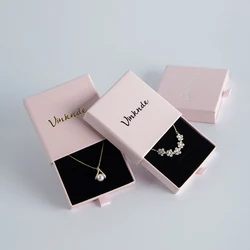 Caja de embalaje de joyería personalizada, cajón de cartón rosa con logotipo, deslizante, para pendientes, anillos, collares, Cajas de Regalo, venta al por mayor, 24 piezas
