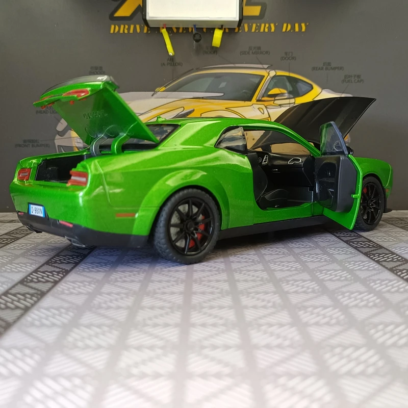 1:24 Simulated Dodge Hellcat alloy car model with doors that can open, sound and light feedback, sports car gift