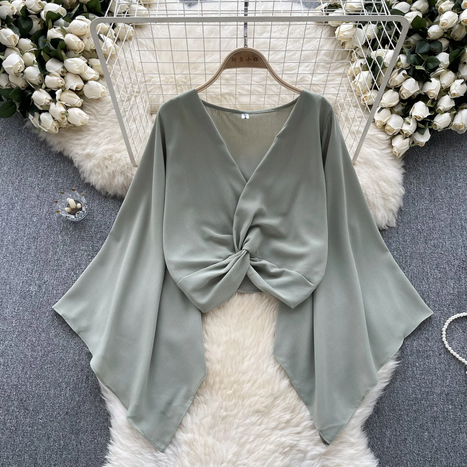 2025 outono nova moda com decote em v torcido camisa de manga comprida feminina simples cor sólida feminino chifre manga comprida curto chiffon topo