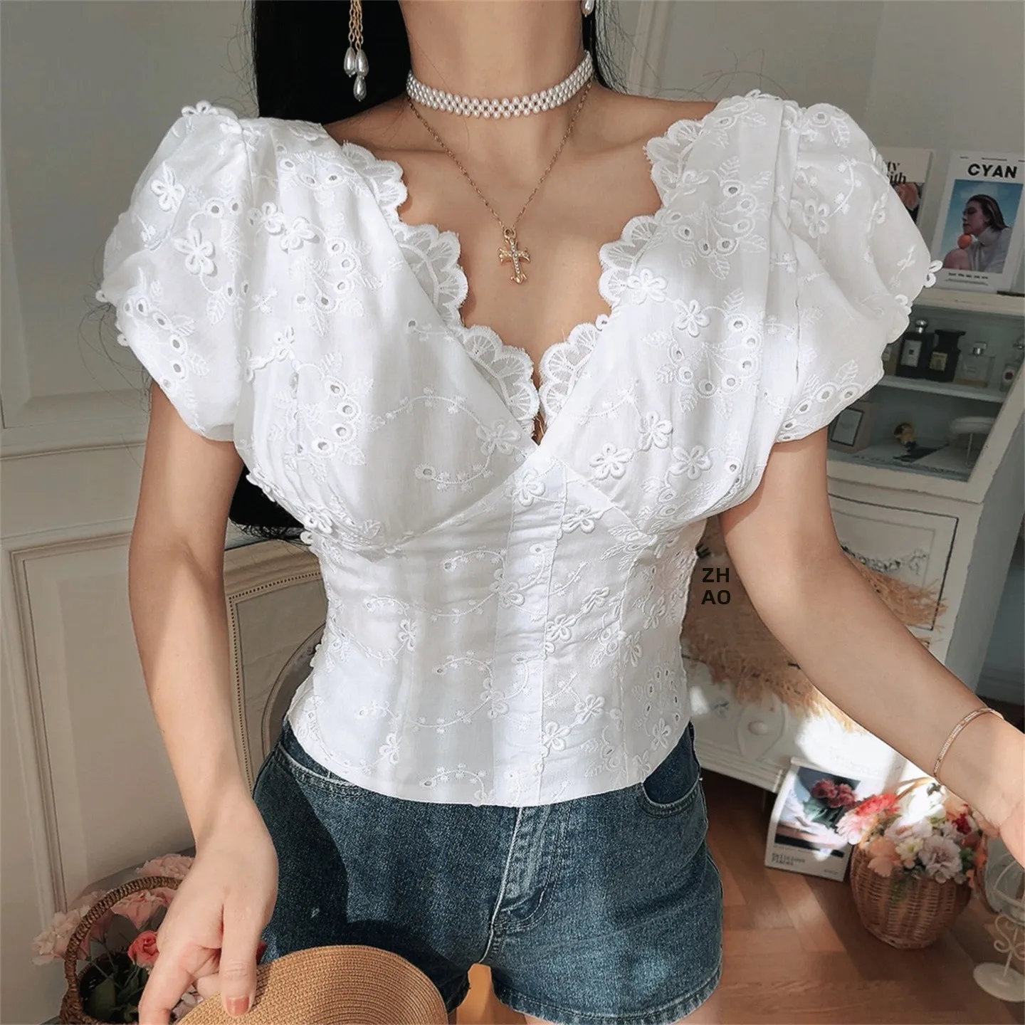 

Женский топ с коротким рукавом и V-образным вырезом в французском стиле, с вышивкой, сложной отделкой, на тонких бретелях, для отпуска, весна-лето, ретро, с завязками на талии, из полиэстера