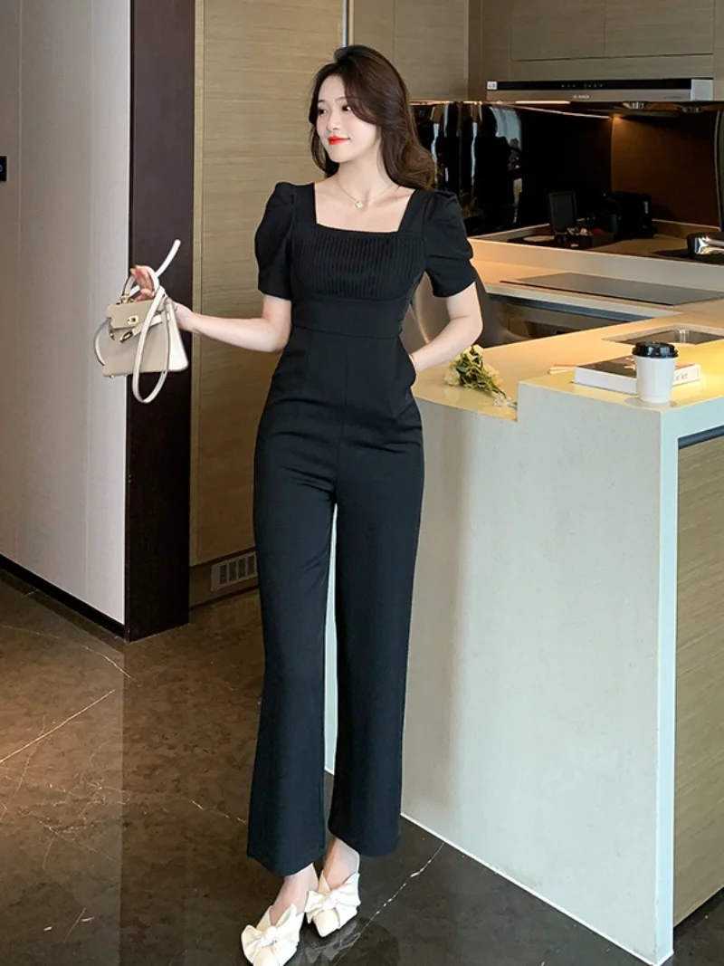 จั๊มสูทขาบานเอวสูงสไตล์ใหม่สำหรับฤดูร้อน พร้อมดีไซน์คอเหลี่ยมแบบ Bubble Sve ให้ความรู้สึกพลิ้วไหว ดูสง่างามแบบผู้หญิง...