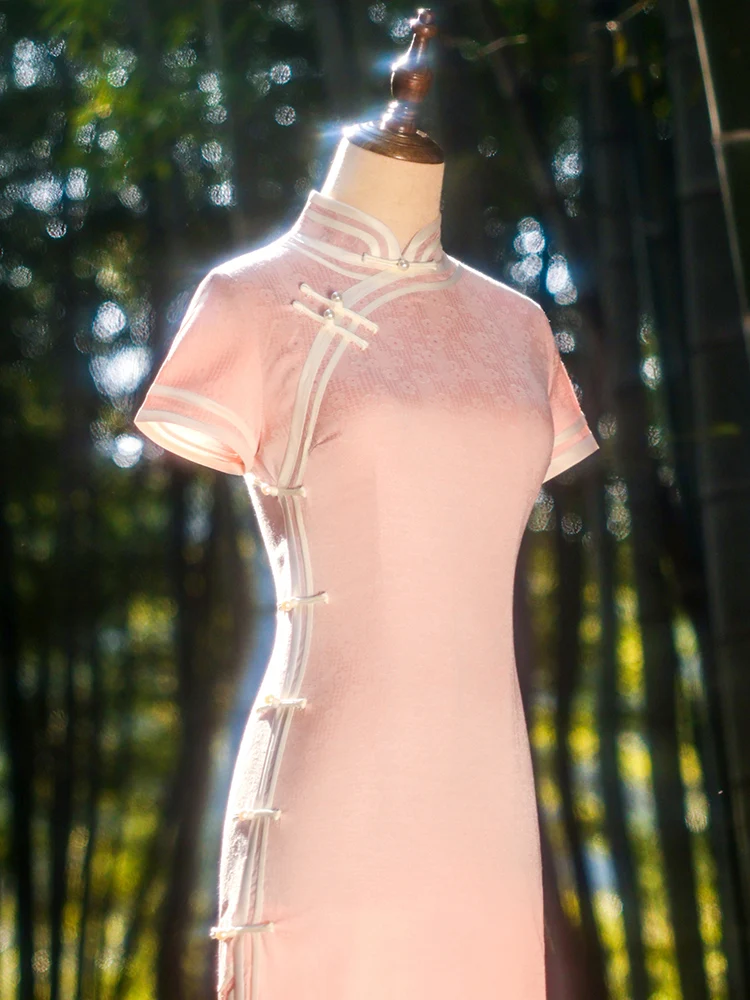 

Новинка! Розовое ципао для девочек Ele Young Girl's: простое, повседневное, с коротким рукавом, длинное ципао. Коллекция Весна-Лето 2026.