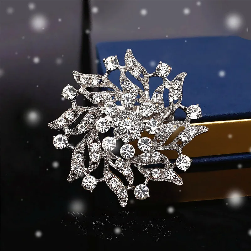 Broches de copo de nieve de lujo con diamantes de imitación plateados y blancos para mujer, broche de circonita de moda, accesorio para fiesta u oficina, regalo de joyería
