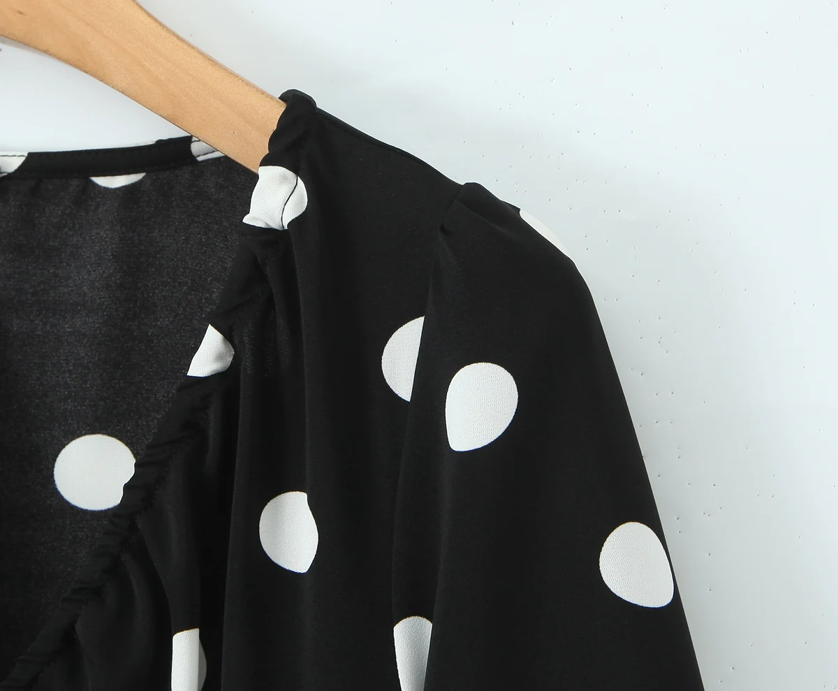 เดรสสั้นสไตล์วินเทจฝรั่งเศส ลายจุดขาวดำ คอวี แขนบาน 3/4  ผูกโบว์  ซิปหลัง  ชุดเดรสสั้นสำหรับผู้หญิง