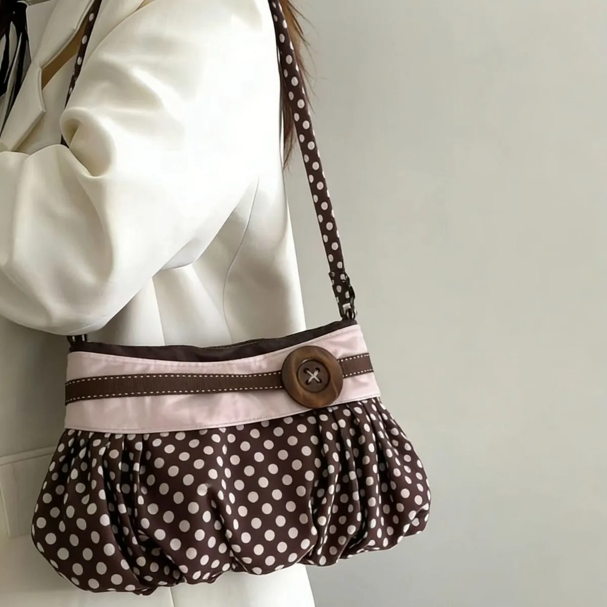 Sac à bandoulière plissé rétro à pois avec bouton en bois, sac à main décontracté à rayures douces, sac de banlieue à motif