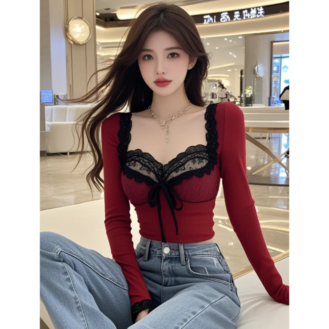 

2025 Новая тенденция, сексуальный темперамент, модная кружевная лоскутная красная футболка, женская весенне-осенняя тонкая футболка со шнуровкой и длинными рукавами
