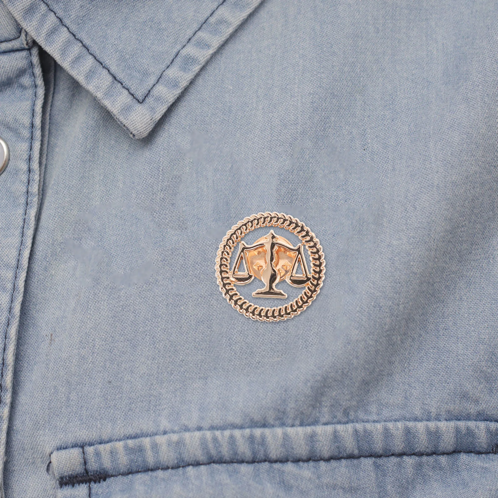 

2pcs Lawyer Brooch Justice Scale Lapel Pin For Law Professionals Graduates Legal Accessories Metal Suit Brooch Pin Role Play