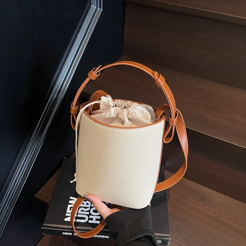 

2025 Новая популярная парусиновая кожаная сумка-мешок, контрастная маленькая сумка через плечо, женская сумка-мессенджер